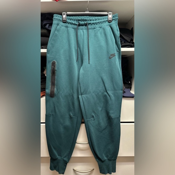 Nike Sportswear, Tech Fleece, Women's Full-Zip
Hoodie and Joggers - Picture 2 of 3